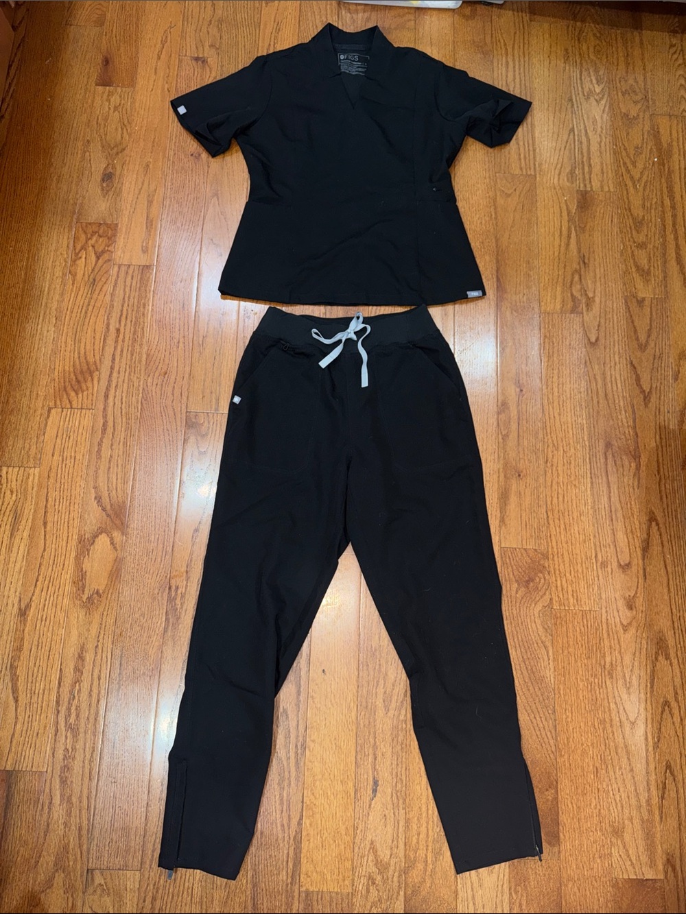 Figs Black Women's Scrub Top & Jogger Set